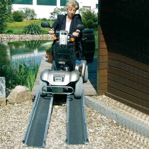 servocare-scooterrampe-ausziehbar-aluminium-1-5-m-paar image 1