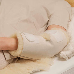 servocare-ellenbogenschoner-aus-lammfell-w-rmetherapie image 2